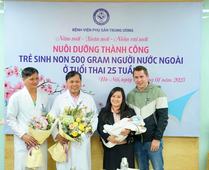 PGS.TS Trần Danh Cường (áo trắng ở giữa) cùng vợ chồng sản phụ Bùi Ngọc Dung và em bé sinh non. Ảnh: H.Minh