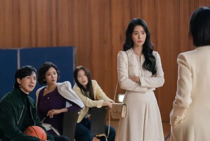 Nói thêm về nhân vật của mình, Lim Ji Yeon cho biết: “Park Yeon Jin sống trong môi trường không biết rằng làm tổn thương ai đó là điều tồi tệ. Cô lớn lên trong giàu sang mà không phải ghen tỵ với bất cứ ai, cô ấy kết hôn và có một đứa con. Nỗi đau chỉ bắt đầu khi cô ấy biết Dong Eun là giáo viên chủ nhiệm của con gái mình”. Ảnh: NSX.
