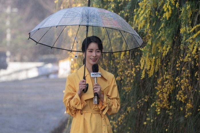 Lim Ji Yeon chia sẻ khi nhận bộ phim: “Tôi sốc trong lần đầu đọc kịch bản. Tôi đắm chìm trong suy nghĩ ‘Cái quái gì thế này? Điều này mới mẻ đến mức tôi tự hỏi đây thực sự là kịch bản được viết bởi Kim Eun Sook sao?’”. Đây cũng là lần đầu nữ diễn viên nhận vai phản diện. Ảnh: NSX.