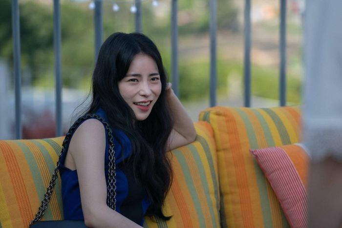 Nhân vật của Lim Ji Yeon là Park Yeon Jin, có cuộc sống giàu có, sung túc. Ấy vậy, Park Yeon Jin chính là kẻ cầm đầu nhóm bạn bạo lực khiến cuộc sống thời trung học của Moon Dong Eun (Song Hye Kyo) không khác gì địa ngục. Đến khi trưởng thành, hai người tiếp tục có cuộc đối đầu “nảy lửa”. Ảnh: NSX.