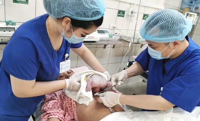 Em bé chào đời được kẹp rốn chậm, da kề da với mẹ. Ảnh: Bệnh viện Phụ sản Hà Nội.