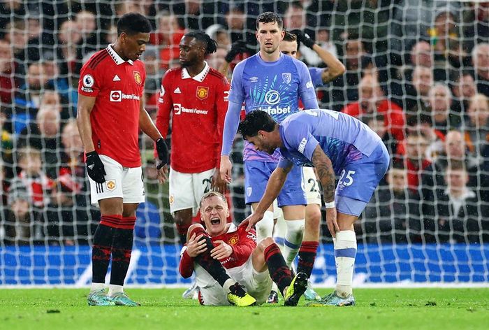 Cuối hiệp một, Van de Beek dính chấn thương đầu gối khá nặng