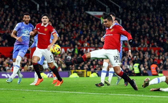 Phút 23, từ quả đá phạt của Eriksen, Casemiro lẻn xuống đệm cận thành mở tỷ số