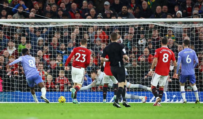 Ngay đầu hiệp hai, Luke Shaw nhân đôi cách biệt sau đường chuyền ngang của Garnacho