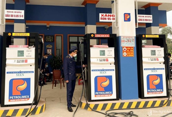 Xăng dầu được xác định là một trong những mặt hàng thiết yếu trong dịp Tết Nguyên đán Quý Mão 2023. Ảnh: Thanh Phúc