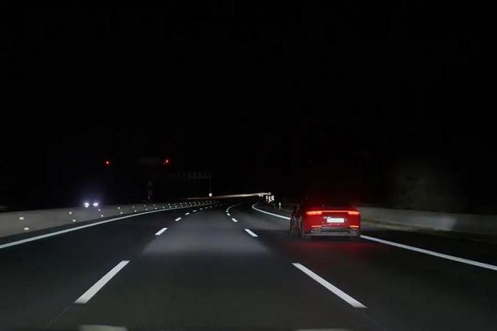 Bên cạnh đó, đèn pha mới này có khả năng giảm độ chói trên các biển báo trên đường.