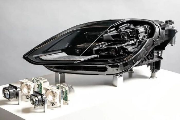 Theo đó, công nghệ LED ma trận HD xe Porsche hoạt động cho cả đèn chiếu gần và xa thông qua hai nguồn sáng trong mỗi cụm. Trái ngược với việc có một ma trận chùm sáng cao duy nhất ở trung tâm đèn pha, thiết kế mới kết hợp hai đèn ma trận HD ở phần dưới của mỗi đèn pha.