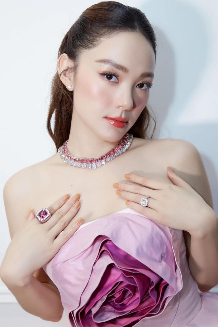 Nữ diễn viên khoe bờ vai gầy.