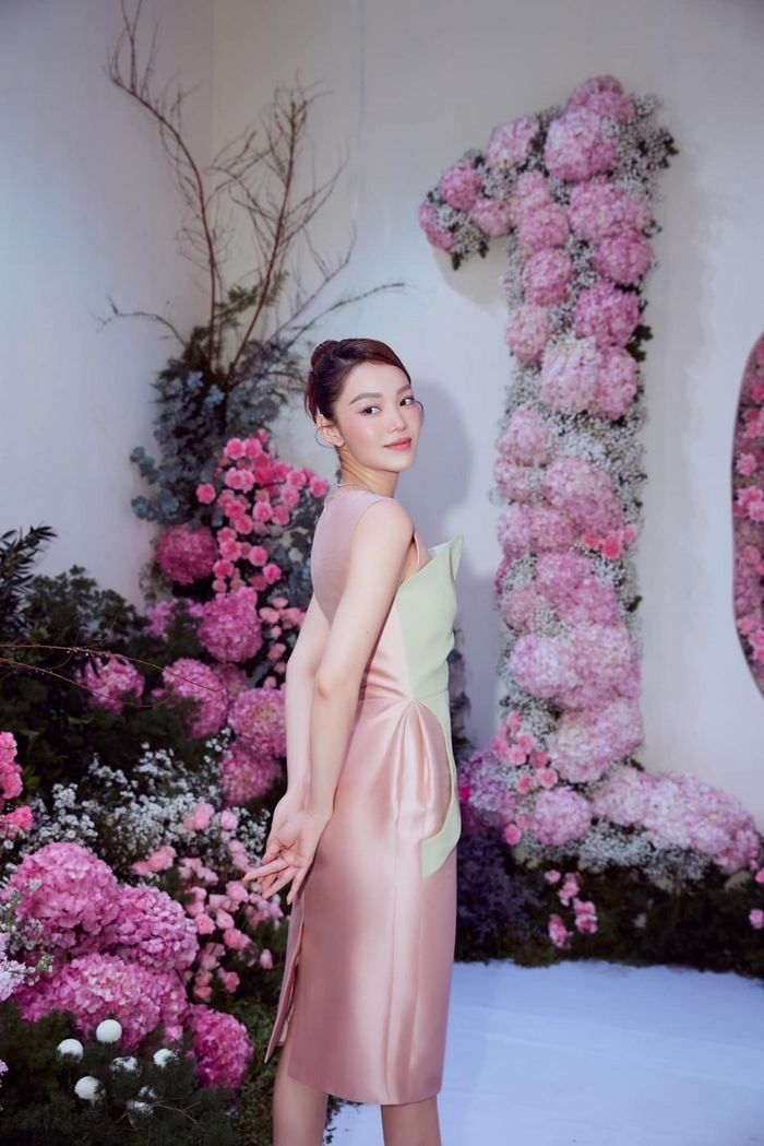 Ca sĩ Minh Hằng dịu dàng với đầm hồng pastel.