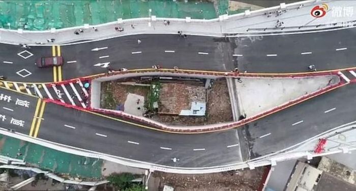 Ngôi nhà nhỏ có diện tích 40m2, nằm giữa làn đường cao tốc ở tỉnh Quảng Đông, Trung Quốc này thuộc sở hữu của cô Liang. Cô cương quyết không dọn đi trước khi đường được xây dựng. Các nhà chức trách tuyên bố đã đề nghị đền bù cho người dân nhiều nơi ở khác nhau cũng như các chương trình bồi thường tiền mặt nhưng cô Liang đã từ chối tất cả.