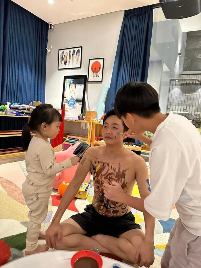 Anh còn sẵn sàng "hy sinh" bản thân để Subeo và Suchin thỏa sức tô màu lên cơ thể