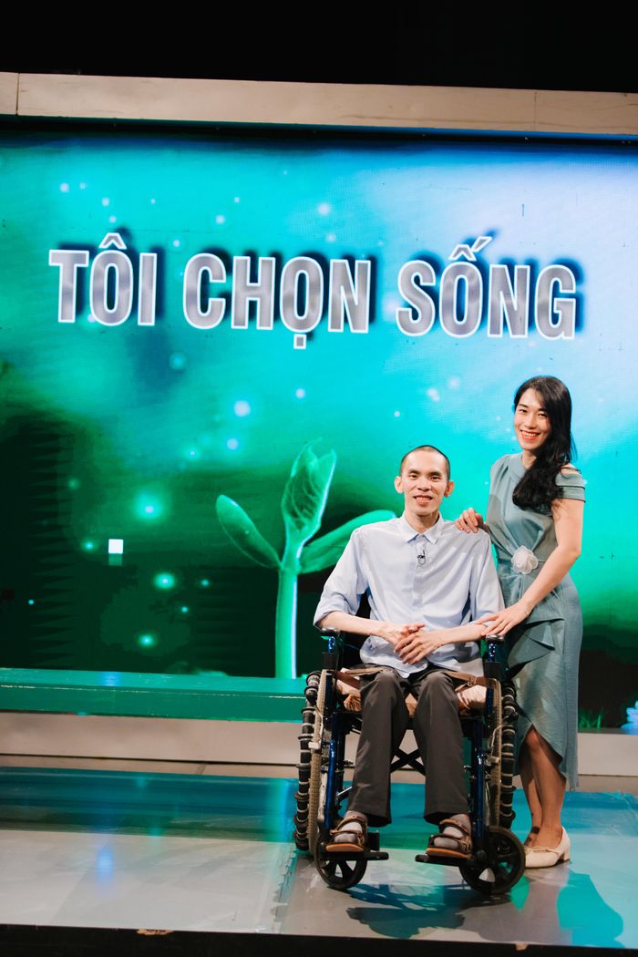 Anh Tín được tiếp thêm sức mạnh khi gặp chị Thủy Trúc - cô gái hàng chục lần vượt 700km từ TP HCM về Bình Định thăm anh.