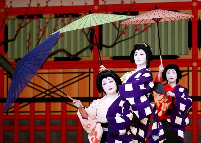 Các geisha biểu diễn điệu nhảy tại nhà hát Shinbashi Enbujo ở Tokyo ngày 23/5/2018. Ảnh: Reuters.