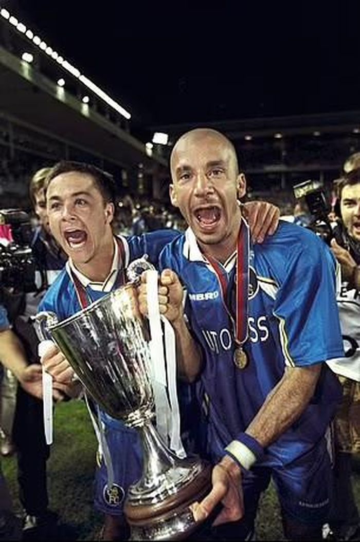 Vialli ăn mừng cùng Dennis Wise sau khi Chelsea đánh bại Stuttgart trong trận chung kết C2 1998