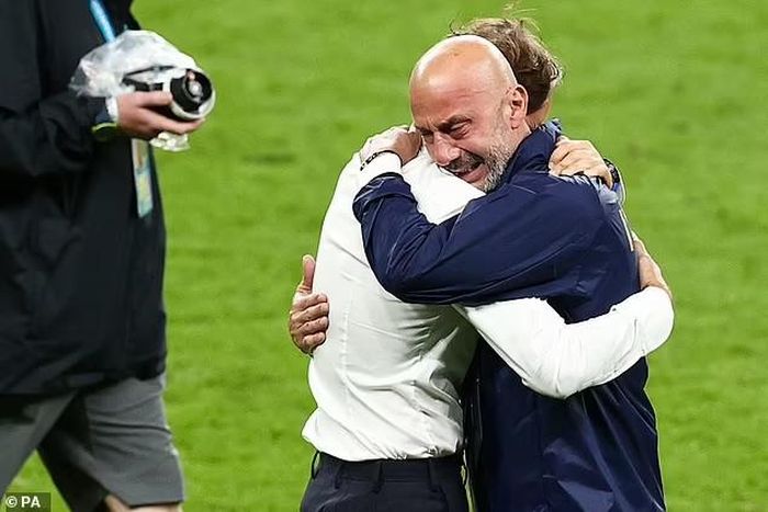 Cặp đôi ôm nhau sau khi Ý đánh bại Anh trên chấm phạt đền trong trận chung kết Euro 2020 năm ngoái. Ảnh: PA