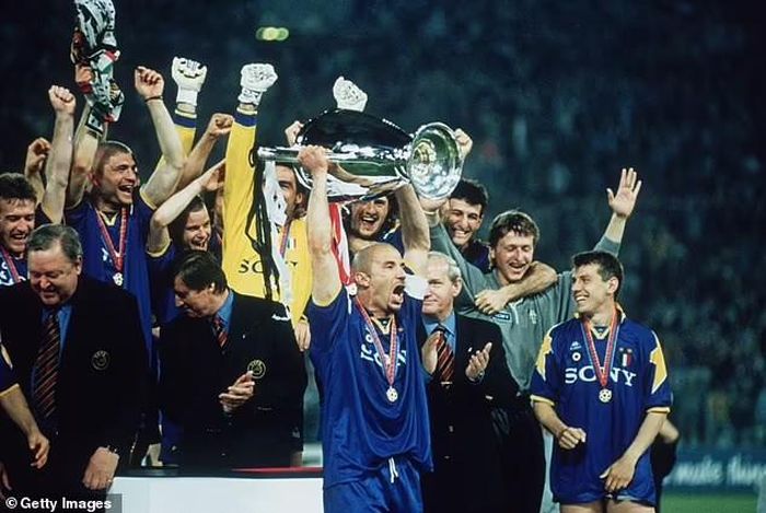 Vialli nâng cao chức vô địch Champions League sau khi Juventus đánh bại Ajax trên chấm phạt đền trong trận chung kết năm 1996. Ảnh: Getty Images