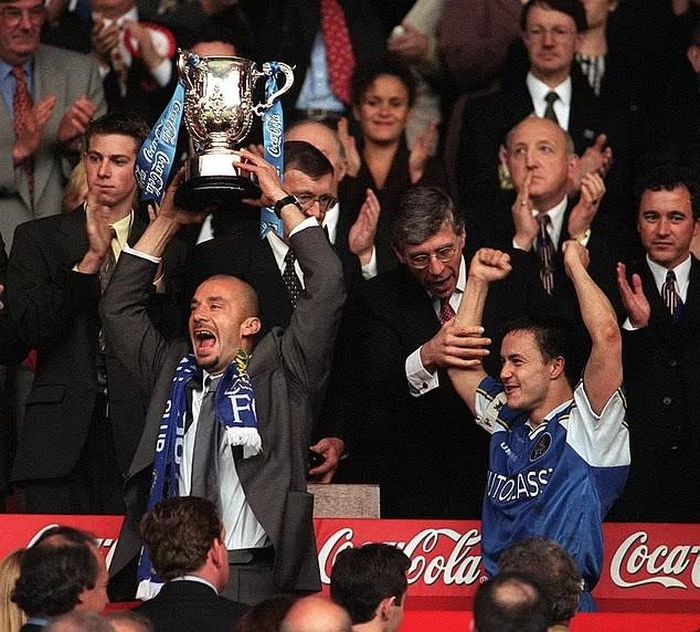 Họ cũng nâng cúp FA vào năm 2000 trong trận chung kết cuối cùng diễn ra trên sân Wembley