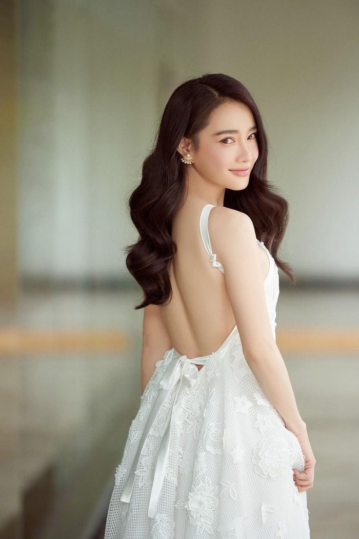 Trước đây, vì ăn uống kiêng khem, Nhã Phương thường mặc đồ kín để tránh lộ phần tay khẳng khiu. Giờ có body đầy đặn, người đẹp gắn liền phong cách với trang phục hở.