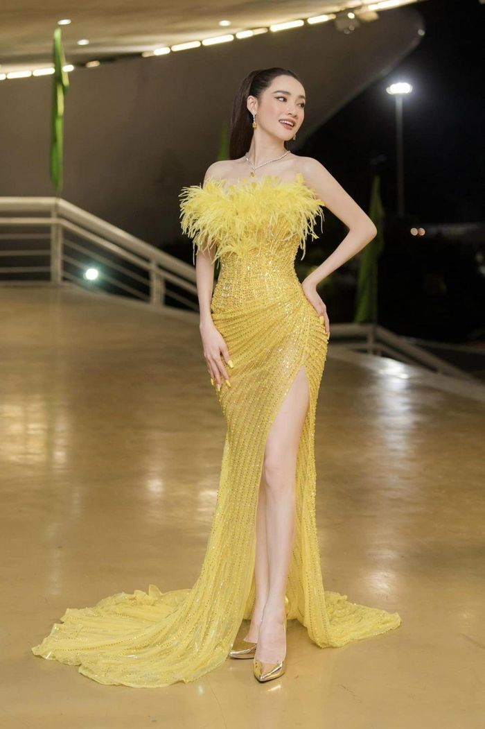 Bà mẹ một con trông rạng rỡ khi mặc đầm quây xẻ tà cao trong một sự kiện. Nhờ làn da trắng, Nhã Phương chinh phục được các màu sắc nổi bật.