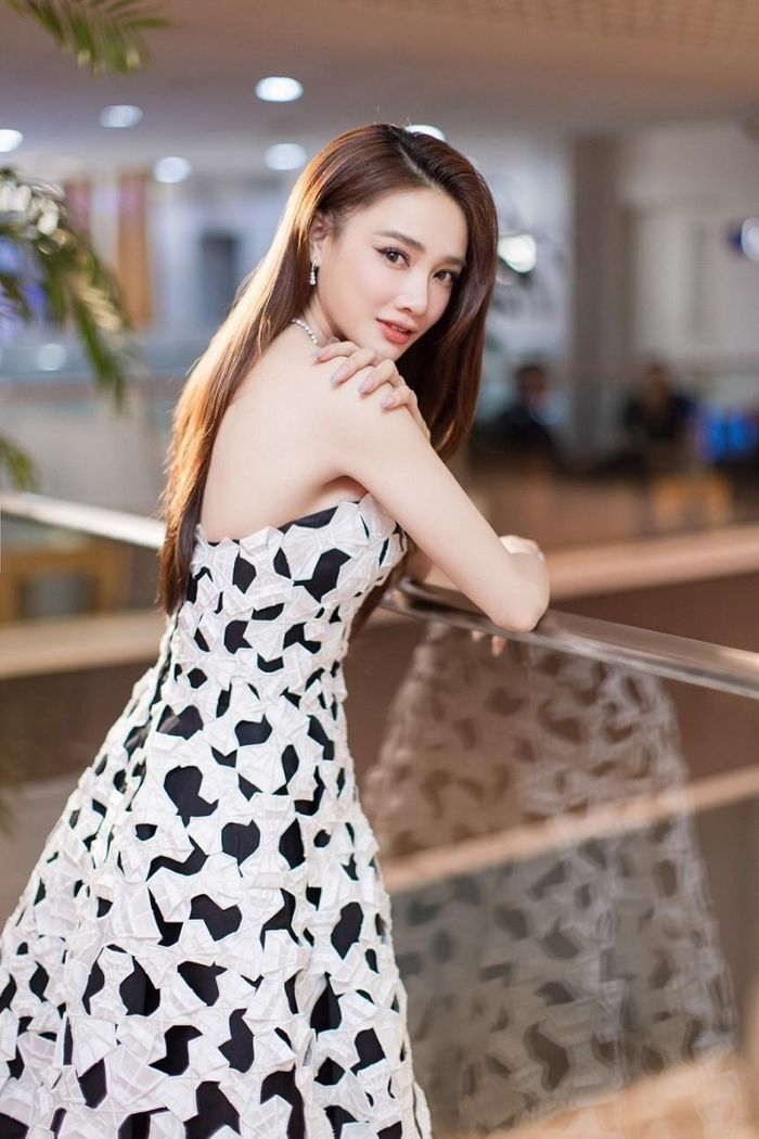 Thời trang thảm đỏ của Nhã Phương gần đây nhận được nhiều lời khen. Cô thường mặc các kiểu đầm quây, đầm yếm giúp tôn vai trần và cánh tay thon thả.