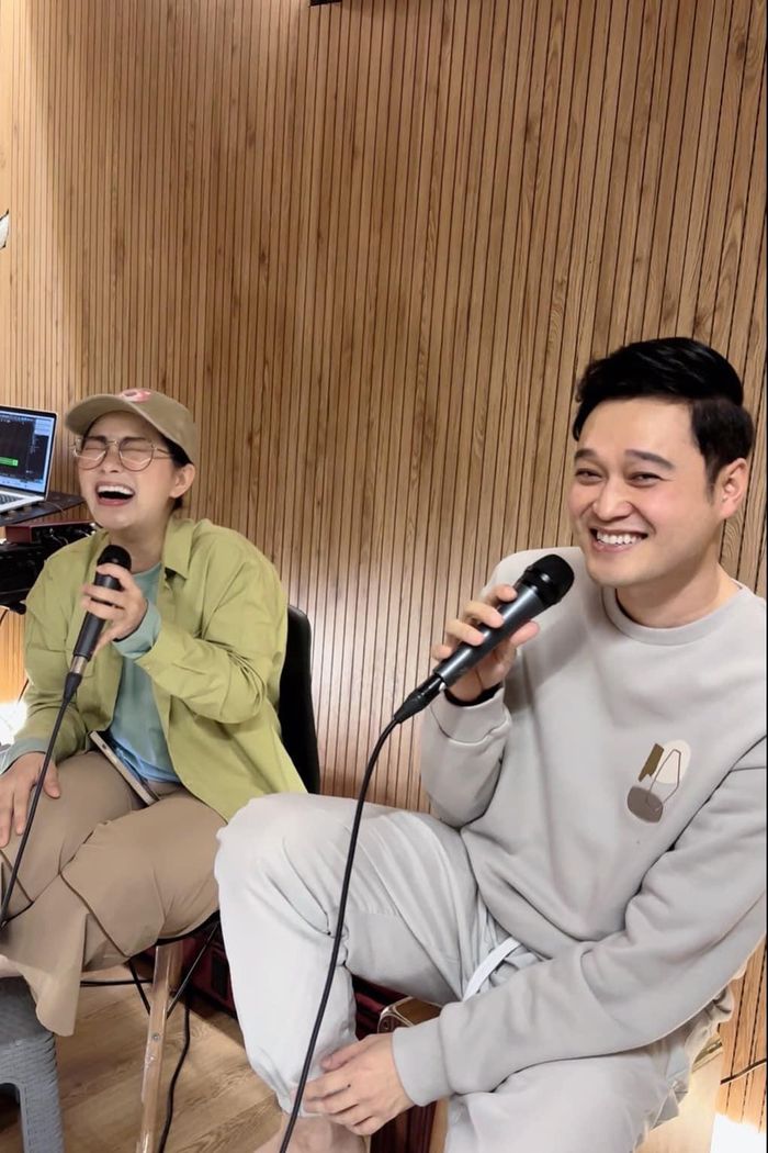 Quang Vinh vui mừng khi hội ngộ Lương Bích Hữu. Anh viết: “Lâu ngày mới hát chung với nhau nên 2 đứa vui quá trời”.