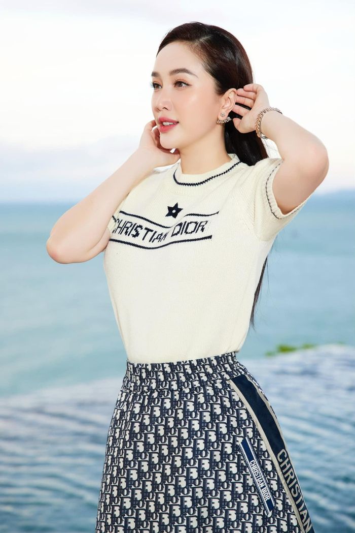 Bảo Thy diện cây hàng hiệu Dior. Nữ ca sĩ chia sẻ: “Hạnh phúc không phải là có tất cả những gì bạn muốn mà là trân trọng những gì bạn đang có”.