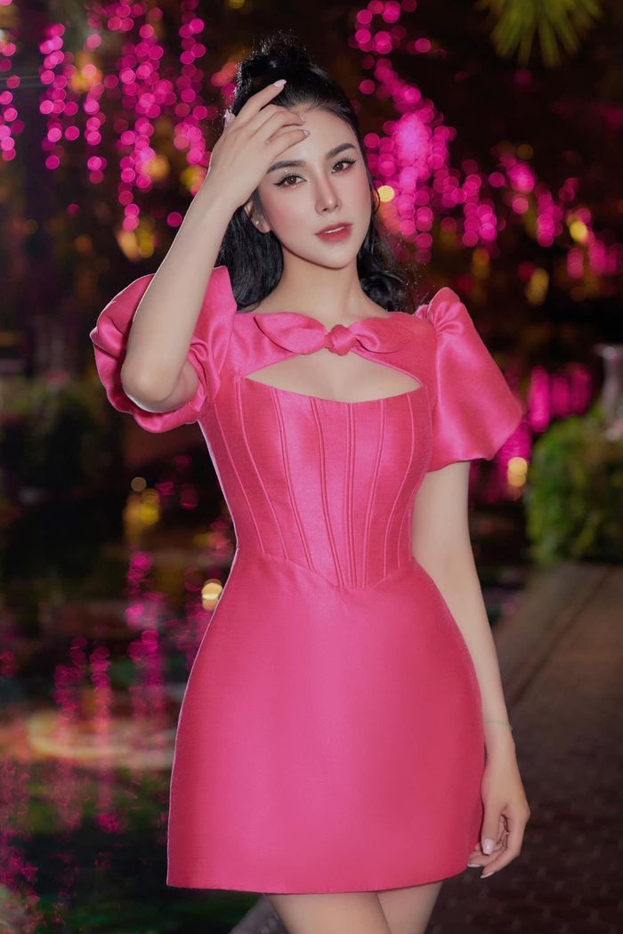Diệp Lâm Anh tươi tắn trong bộ váy hồng. Cô đã lấy lại tinh thần sau ồn ào tranh chấp quyền nuôi con.
