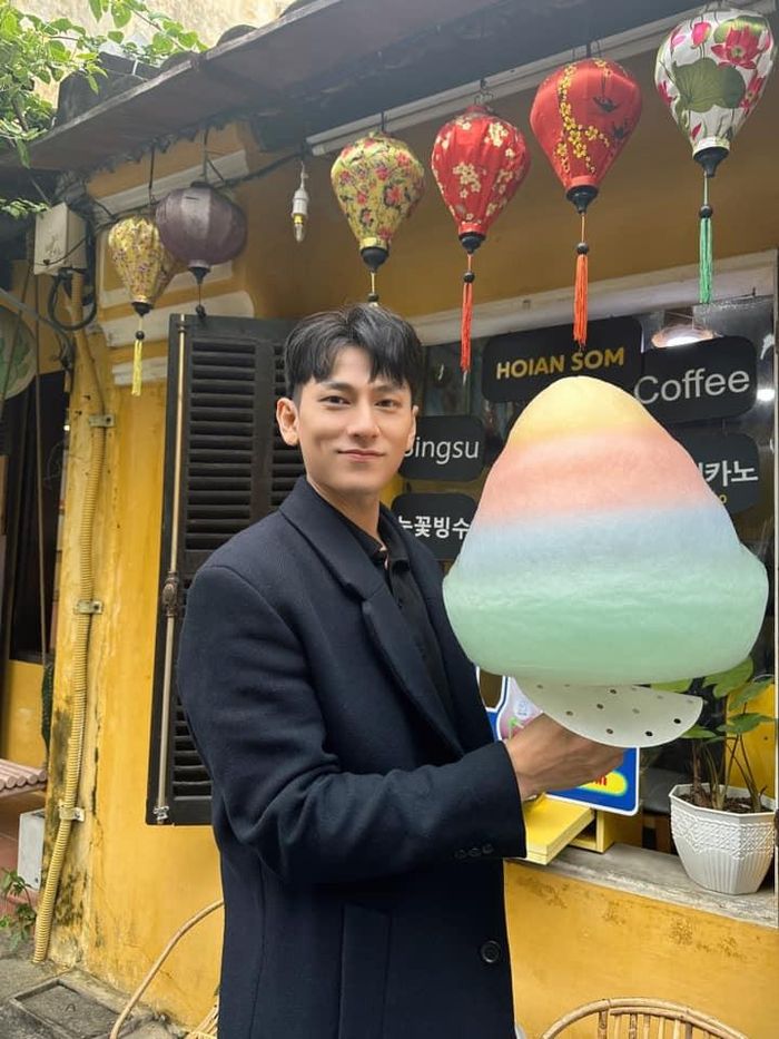 Isaac khoe vẻ điển trai tựa sao Hàn. Được biết, nam ca sĩ đang có chuyến du xuân nghỉ dưỡng tại Hội An.