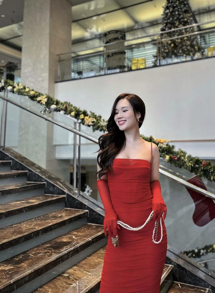 Trong bộ váy đỏ rực rỡ, diễn viên Phạm Ngọc Anh hài hước nhận mình là “quả ớt”.