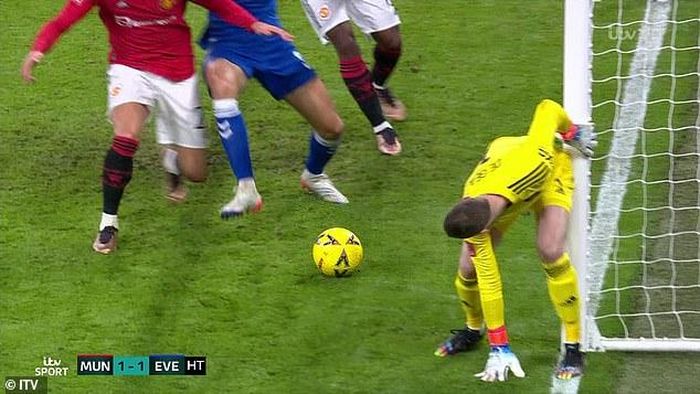 Cận cảnh sai lầm khủng khiếp của De Gea