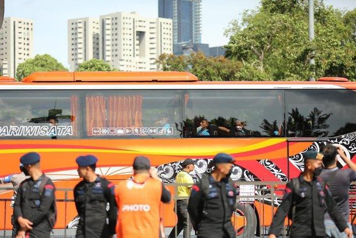 Xe chở ĐT Việt Nam đến sân an toàn (Ảnh: TH)