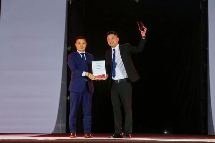 Ông Nguyễn Hồng Quang - Đại diện THACO AUTO nhận cúp và chứng nhận từ Car Choice Awards 2022