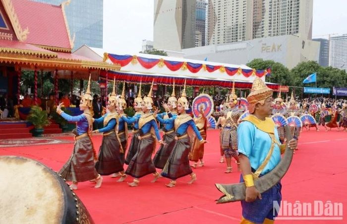 Biểu diễn văn nghệ chào mừng lễ kỷ niệm Chiến thắng lịch sử. (Ảnh: Nguyễn Hiệp)