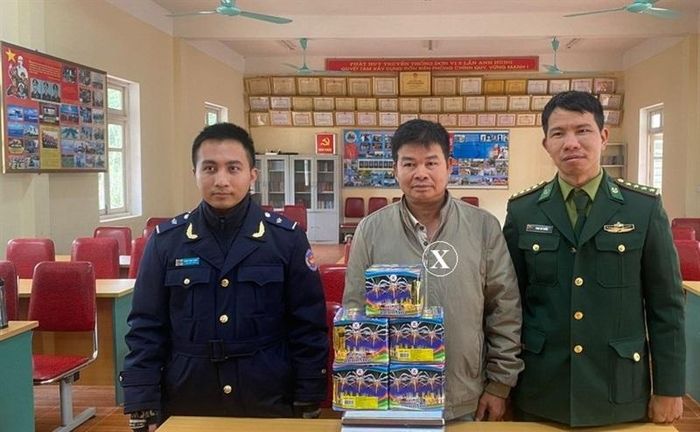 Tài xế Hạnh (x) và tang vật.