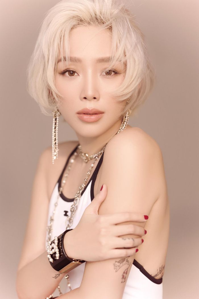Ngoài phim "Thanh Sói - Cúc dại trong đêm", Tóc Tiên cũng ghi dấu ấn với album "Cong", đoạt giải Nữ ca sĩ được yêu thích nhất tại Giải thưởng âm nhạc Làn sóng xanh lần thứ 25. 