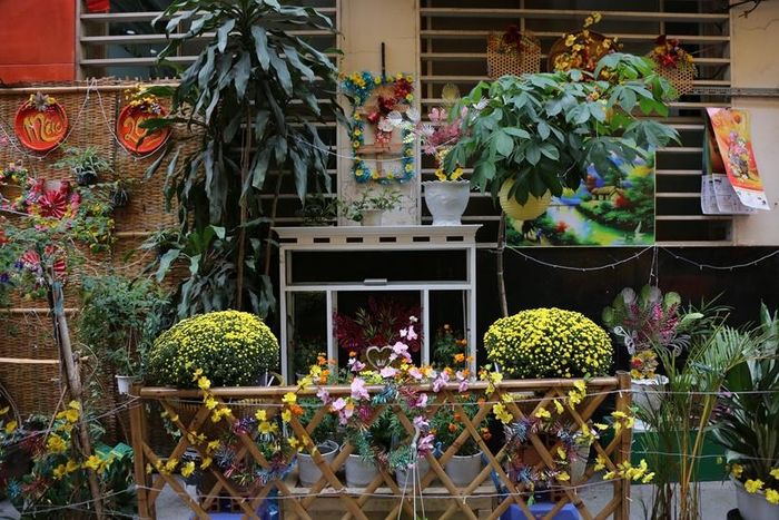 Theo người dân tại hẻm, mỗi năm con hẻm đều được trang trí Tết, mỗi năm mỗi kiểu. "Đường hoa mini Tết" là thành quả góp sức và kinh phí của người dân và chính quyền địa phương, đây là việc làm ý nghĩa dịp Tết nên người dân rất ủng hộ.