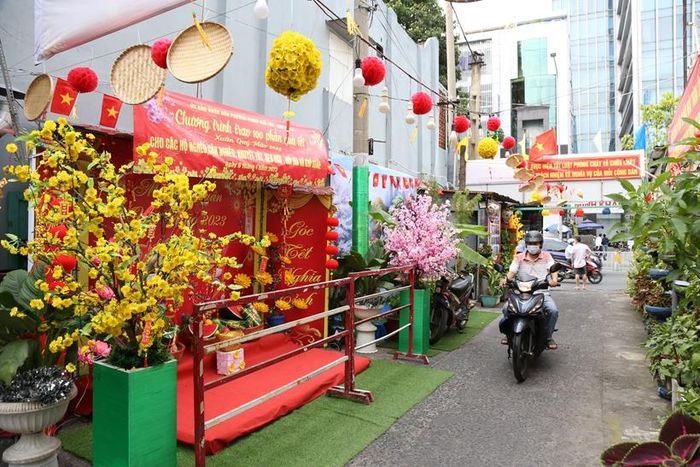 Tết Quý Mão không chỉ rộn ràng ngoài đường lớn mà đã len lỏi vào các con hẻm.