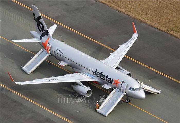 Lực lượng chức năng làm nhiệm vụ tại hiện trường máy bay của Hãng hàng không Jetstar Japan Co. hạ cánh khẩn cấp xuống Sân bay quốc tế Chubu Centrair ở tỉnh Aichi (Nhật Bản), ngày 7/1/2023. Ảnh: KYODO/TTXVN