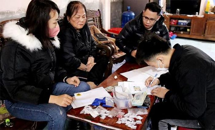 Công an khám xét khẩn cấp nơi ở của Nguyễn Thị Thắm phát hiện nhiều ma túy.