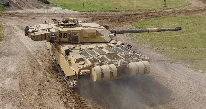 Challenger 1 có thể trang bị thêm giáp phản ứng nổ bổ sung. Xe tăng được trang bị hệ thống chữa cháy tự động và bảo vệ NBC.