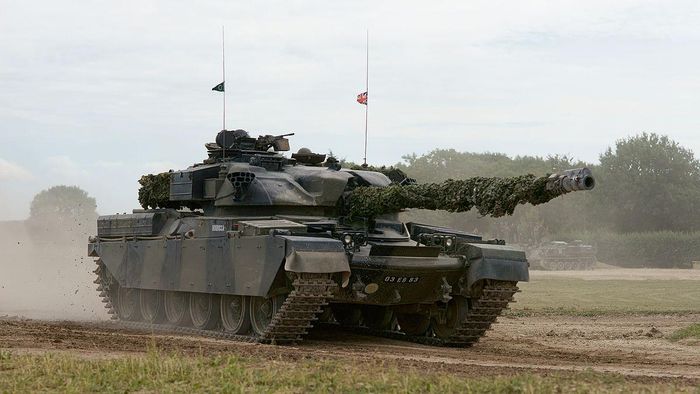 Xe tăng chủ lực Challenger 1 được phá triển từ mẫu xe tăng cải tiến của Chieftain - the Shir 2 (Lion 2) vốn dành riêng cho Iran.
