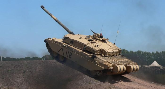 Trong Chiến tranh vùng Vịnh, pháo tăng của Challenger 1 đã đánh bại một chiếc xe tăng của Iraq ở cự ly 4 km. Trong chiến dịch Bão táp Sa mạc, xe tăng Challenger 1 đã bắn hạ mục tiêu ở cự ly 5,1km.