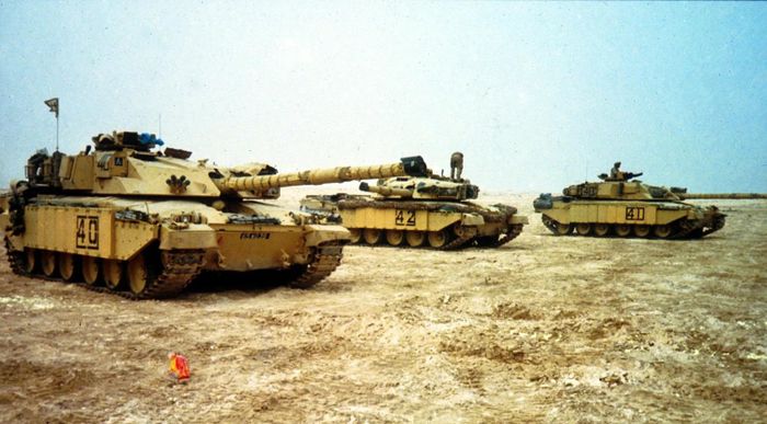 Xe tăng Challenger 1 có hệ thống treo thủy lực giúp cho xe hoạt động tốt trong điều kiện địa hình phức tạp.