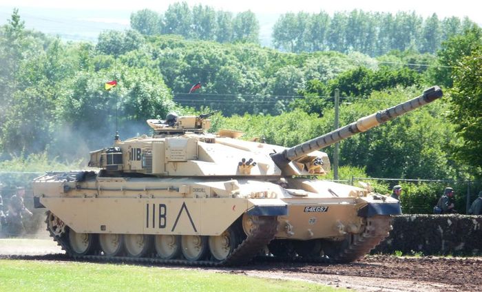 Challenger 1 được trang bị pháo L11A5 120 mm, kết hợp với hệ thống điện tử điều khiển hỏa lực cho khả năng bắn rất chính xác.