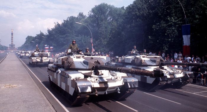 Vào cuối những năm 1970, xe tăng chiến đấu chủ lực Chieftain của Anh bị coi là lỗi thời. Hạn chế chính của dòng xe tăng này là tính cơ động kém và không đủ giáp bảo vệ.