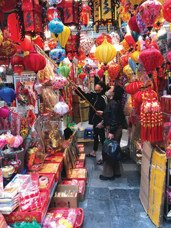 Khách hàng chọn mua đồ trang trí Tết. 
