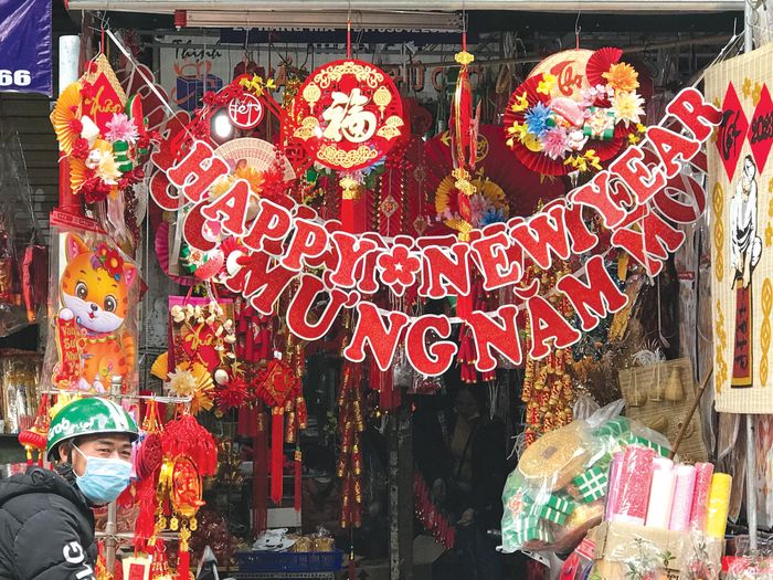 Đồ trang trí đón Tết đa dạng về mẫu mã, kiểu dáng. 