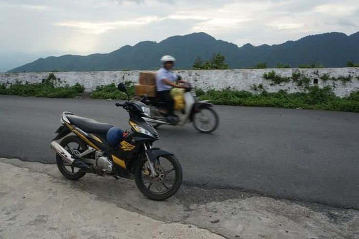 Chiếc xe Yamaha Exciter ở Tam Đảo vào tháng 7/2015. Nó đã đưa tôi đi khắp nơi, nhưng có thể đã là kẻ "phản chủ" nếu tôi không được cứu ở Vĩnh Yên năm 2012