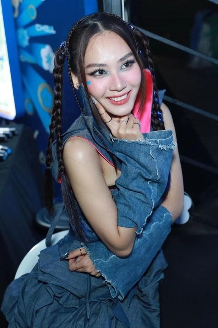 Clip được quay khi Mai Phương tham dự lễ hội âm nhạc chào năm mới.