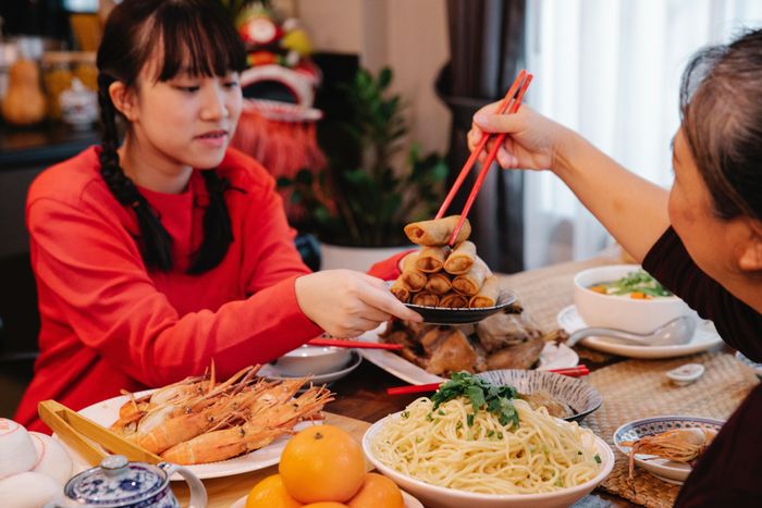  Bạn cần tránh chê bai những món ăn được chuẩn bị cầu kỳ trên bàn tiệc ngày lễ. Ảnh minh họa: Angela Roma/Pexels.